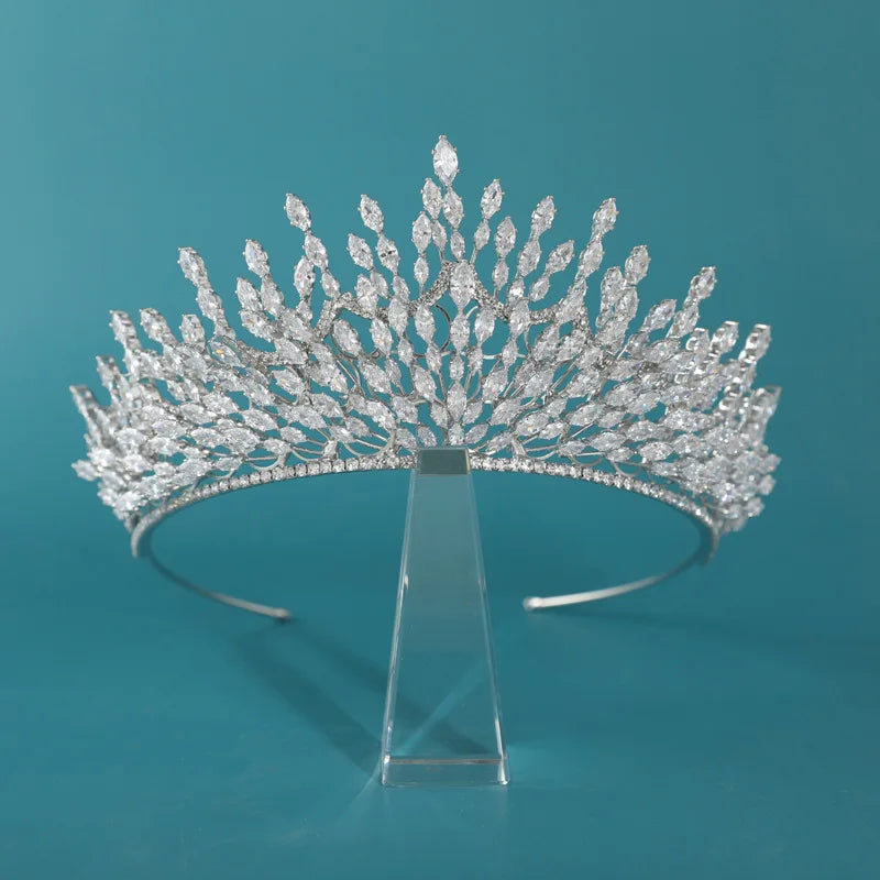 Tiara de Brilhantes "Milena" Para Noivas e Debutantes