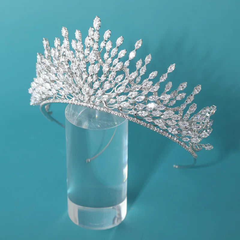 Tiara de Brilhantes "Milena" Para Noivas e Debutantes